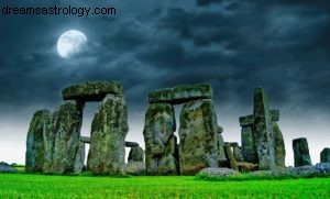 Full Moon in Capricorn: Navigating Home, Work & Future Commitments (July 19, 2016)