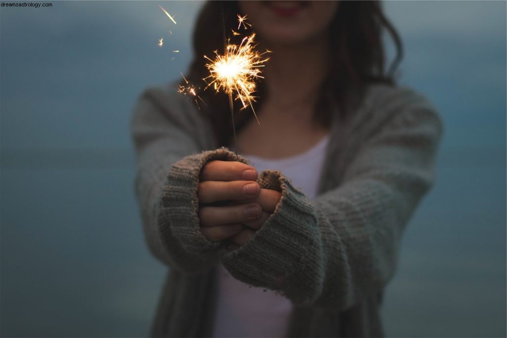 Leo July 2018 Horoscope: Emotional Reflection & Inner Focus