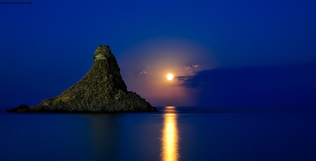 Understanding the Leo-Aquarius Lunar Eclipse: Meaning & Impact