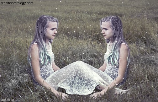 Gemini Moon & Planetary Aspects: Navigating Flexibility & Deception