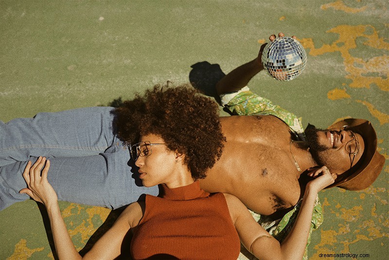 Aquarius & Cancer Compatibility: A Deep Dive into Their Relationship