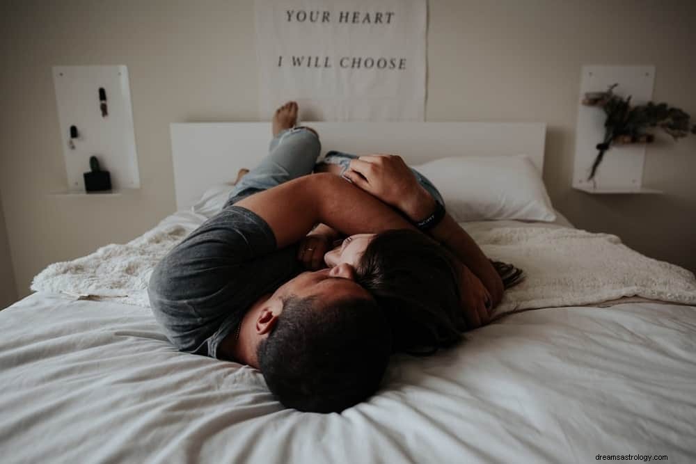 Aquarius & Gemini Compatibility: A Harmonious & Engaging Match