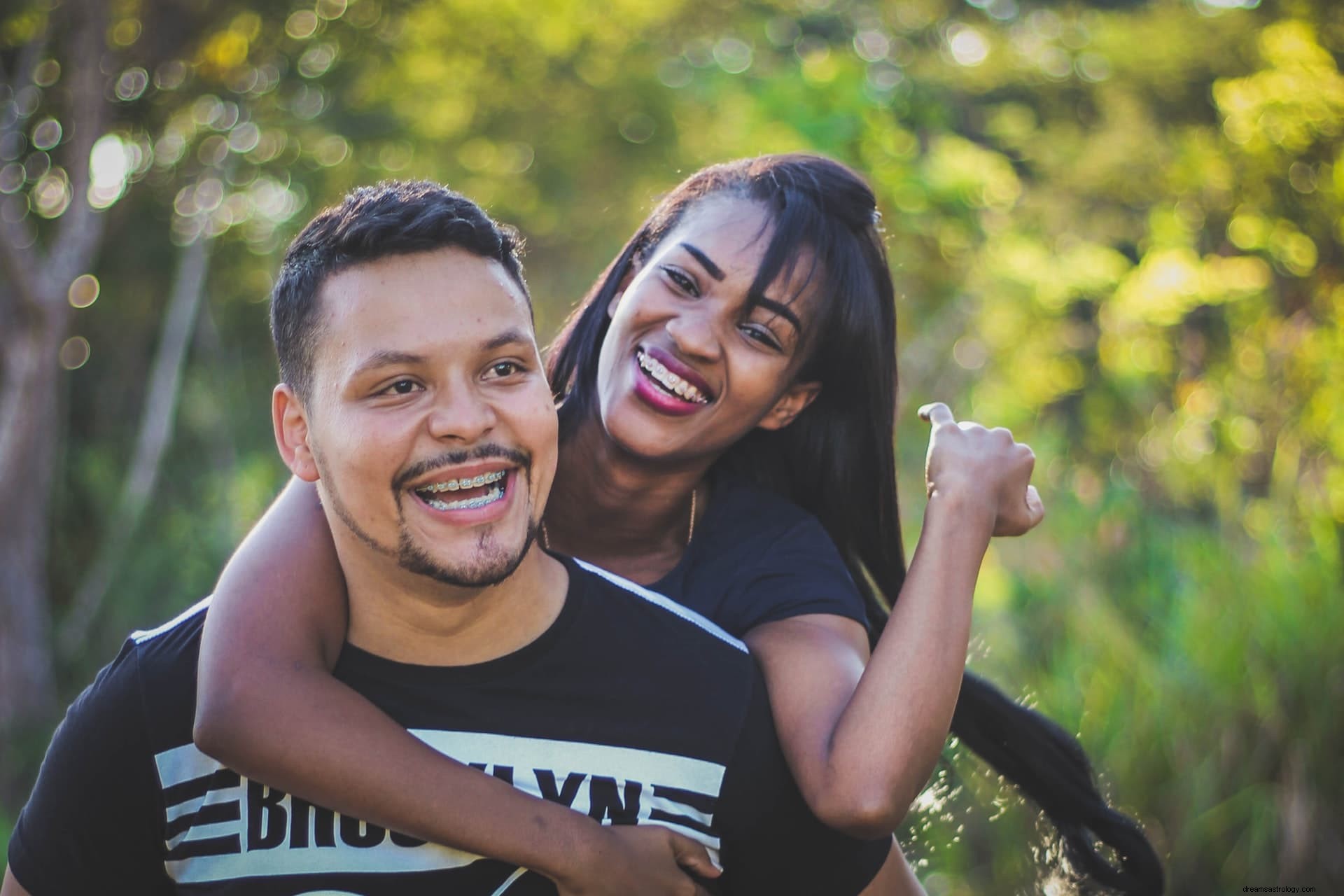 Leo & Aquarius Compatibility: A Deep Dive into Love & Relationships