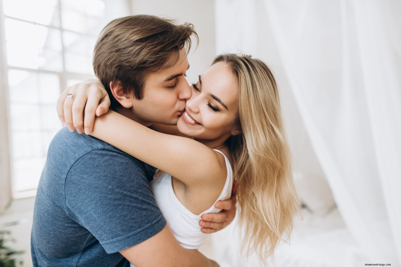 Leo & Aquarius Compatibility: A Deep Dive into Love & Relationships