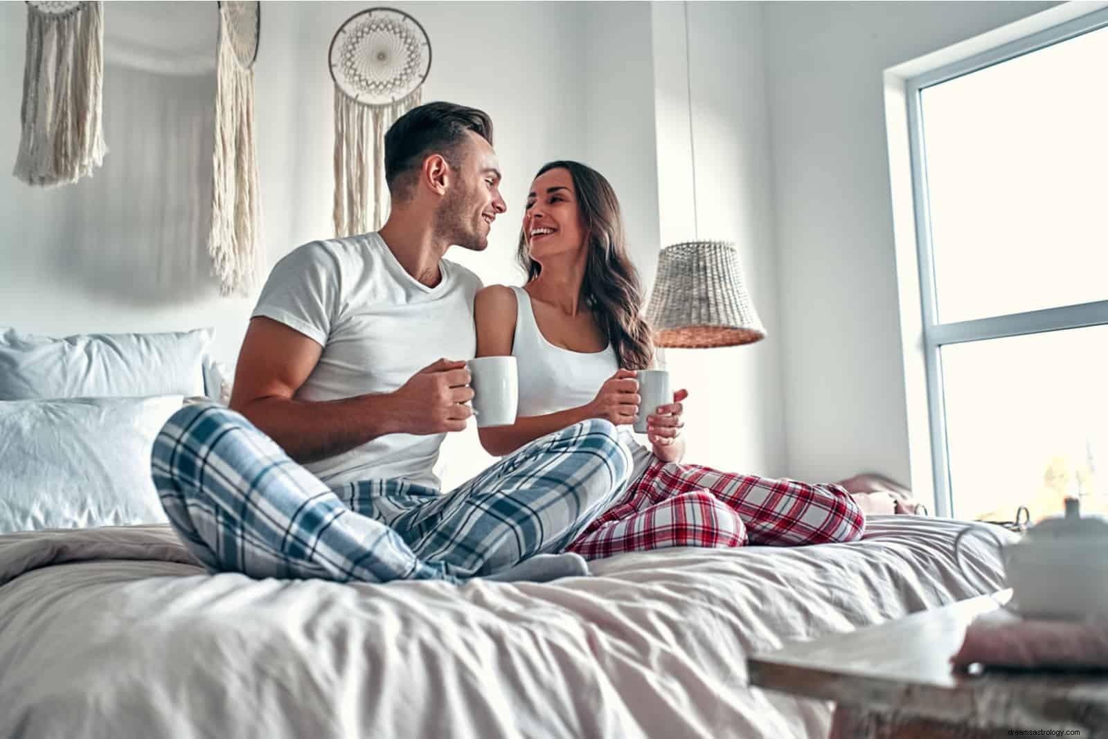Moon Sign Compatibility: Understanding Emotional Connection in Relationships