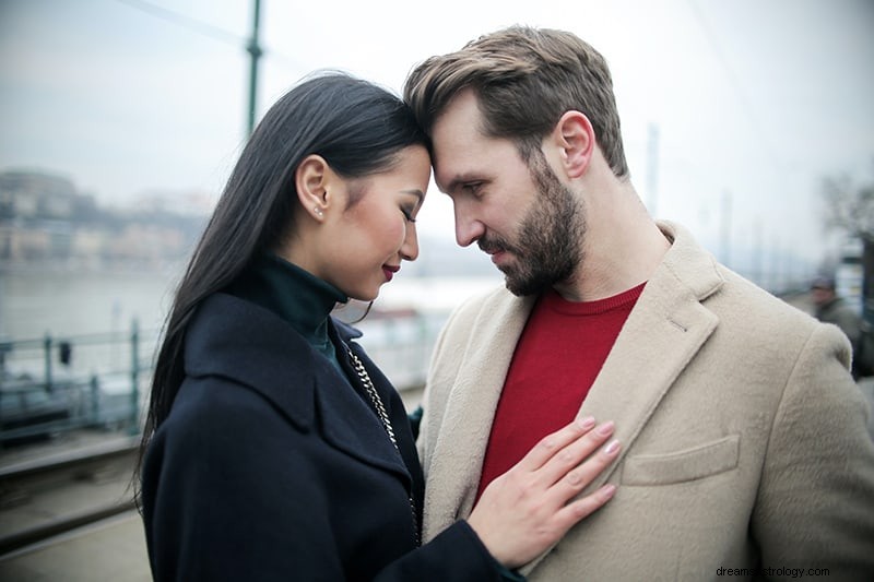 Gemini & Sagittarius Compatibility: Navigating Differences in Love & Friendship