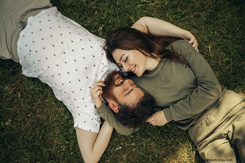 Gemini & Sagittarius Compatibility: Navigating Differences in Love & Friendship