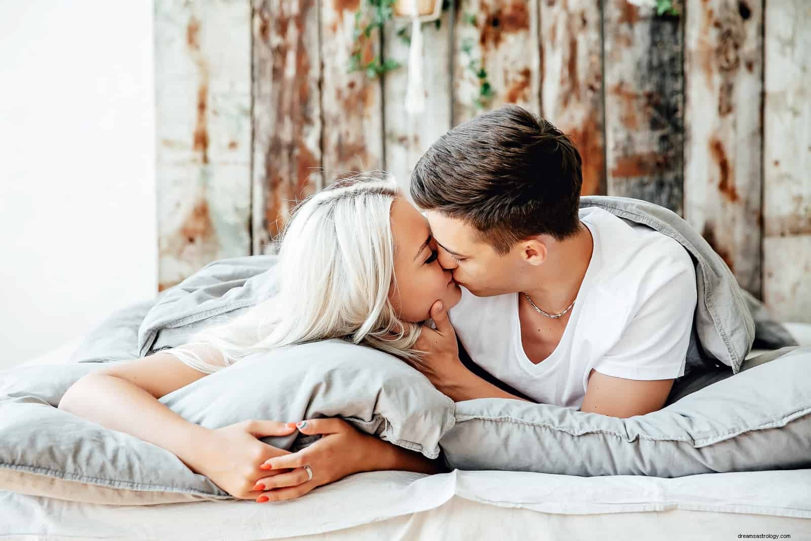Pisces Man & Cancer Woman: Love Compatibility & Attraction - 10 Key Factors