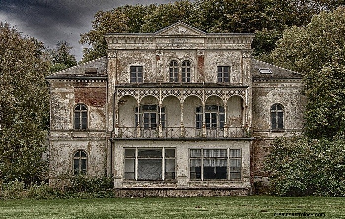 Unveiling the Symbolism Behind Dreaming of an Old House