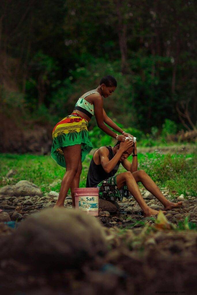 Washing Hair in a Dream: Spiritual Insight & Symbolic Meaning