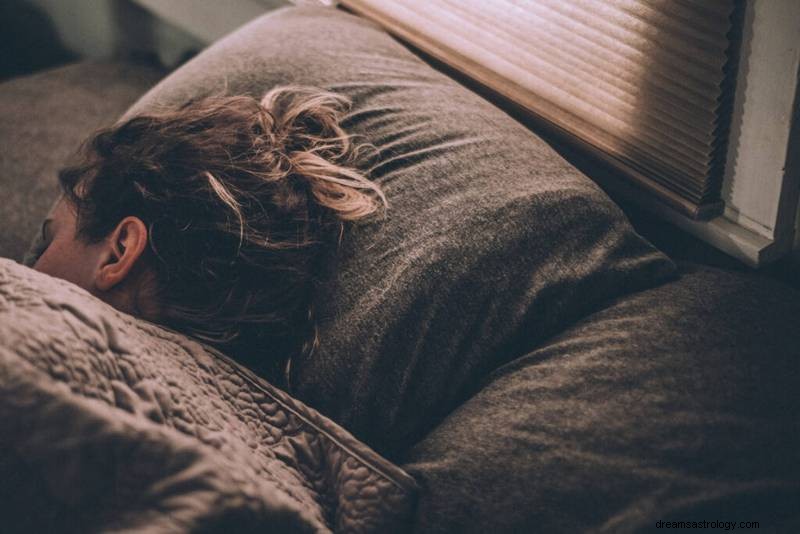 7 Subtle Signs a Pisces Woman Is Missing You