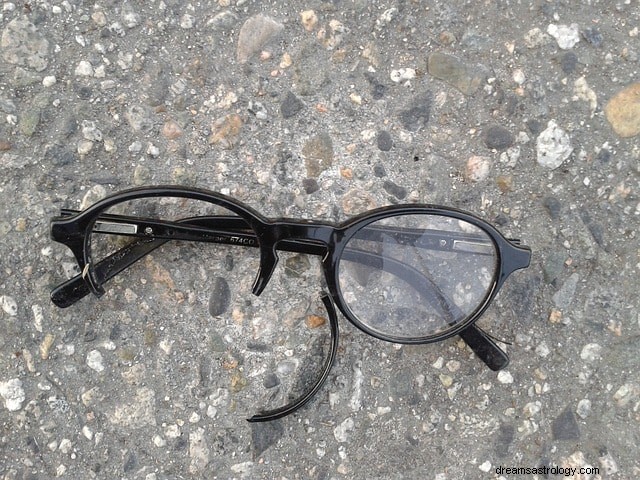Interpreting Dreams About Eyeglasses: Unlocking Clarity and Insight
