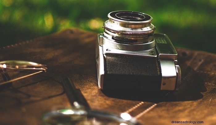 Camera in Dreams: Symbolic Meaning & Interpretation