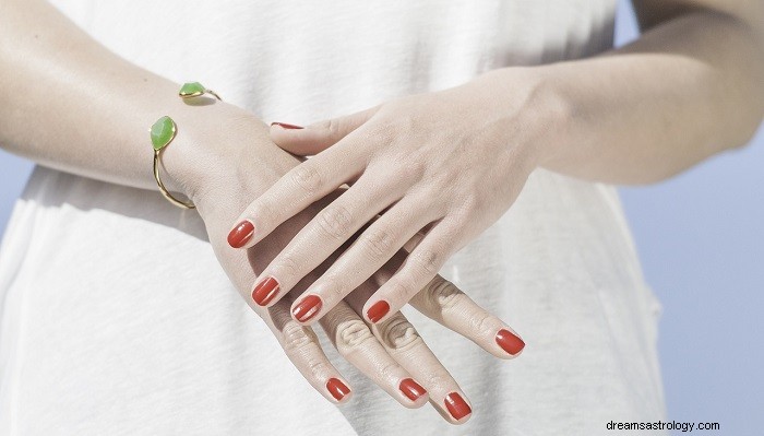 Itchy Fingers Explained: Superstitions, Meanings, and Their Significance
