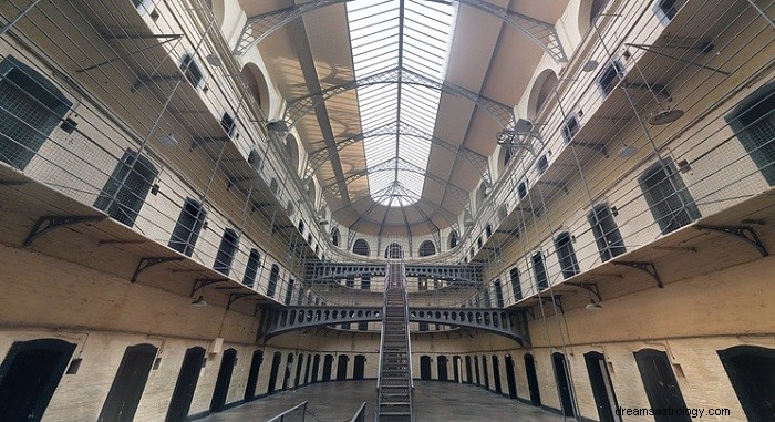 Decoding Jail Dreams: Expert Insights into Their Meaning