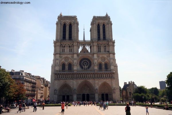 Come Nostradamus predisse l incendio di Notre Dame 
