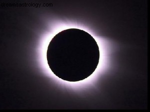 日食：太陽と月がどのように愛を作り、星を作ったか 