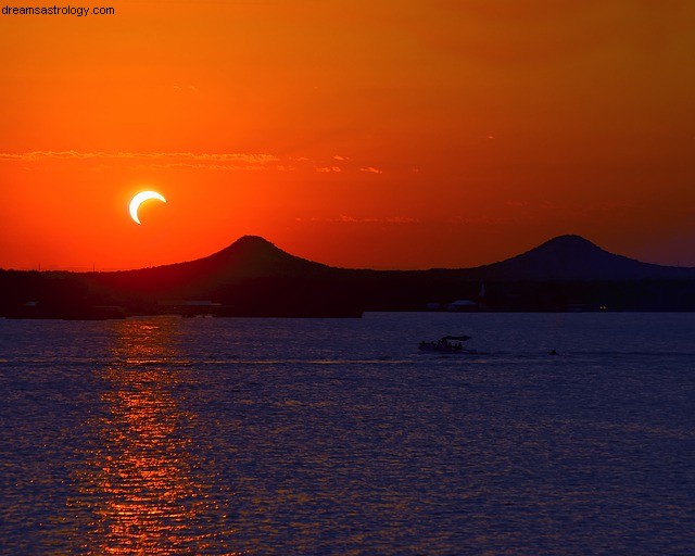 Eclipse solar de Sagitario:finales y comienzos 