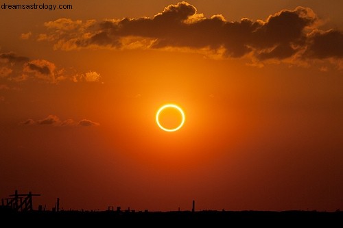 Reflexiones sobre el eclipse solar de Tauro 10 de mayo de 2013 