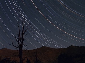 Revolução na Terra, planetas girando no céu 