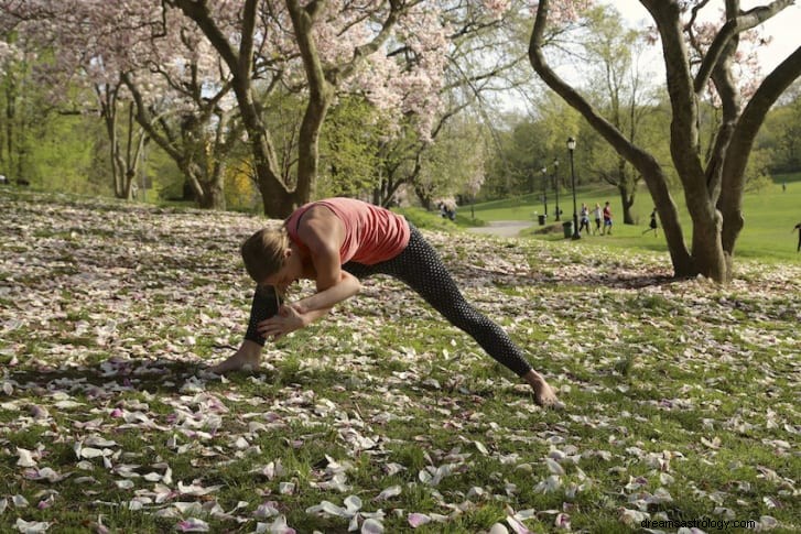 11 postures de yoga pour exploiter le pouvoir de la pleine lune 