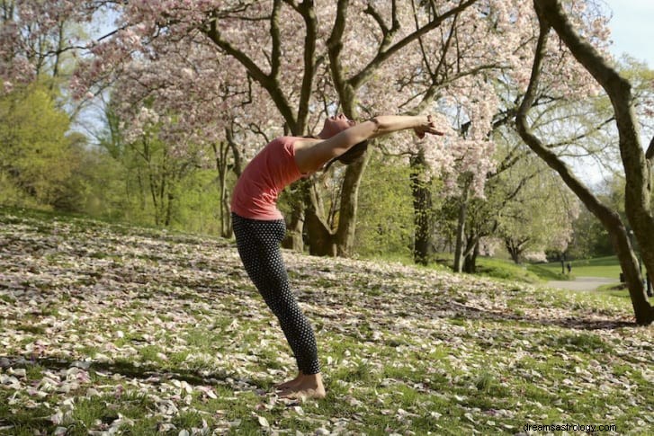 11 postures de yoga pour exploiter le pouvoir de la pleine lune 