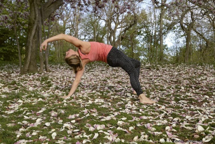 11 posizioni yoga per sfruttare il potere della luna piena 