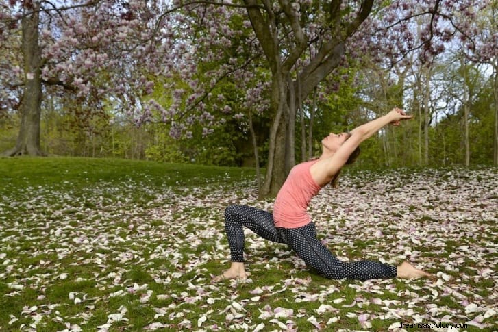 11 posizioni yoga per sfruttare il potere della luna piena 