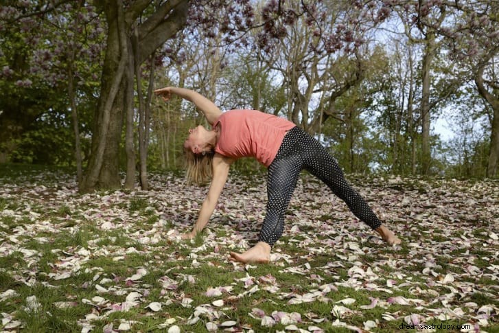 11 posizioni yoga per sfruttare il potere della luna piena 