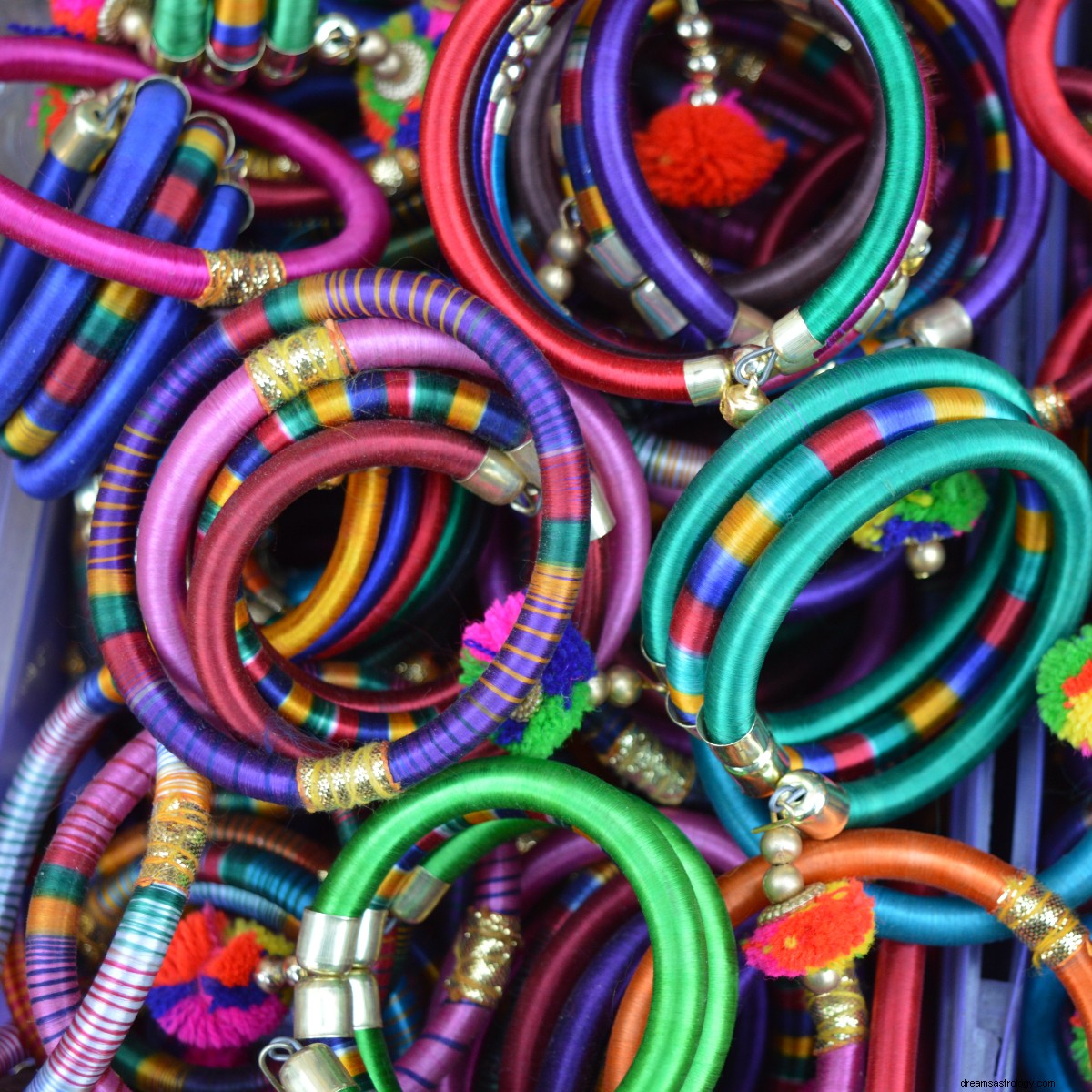 Karwa Chauth 2020:de kleur van de armbanden die je moet dragen volgens je sterrenbeeld 
