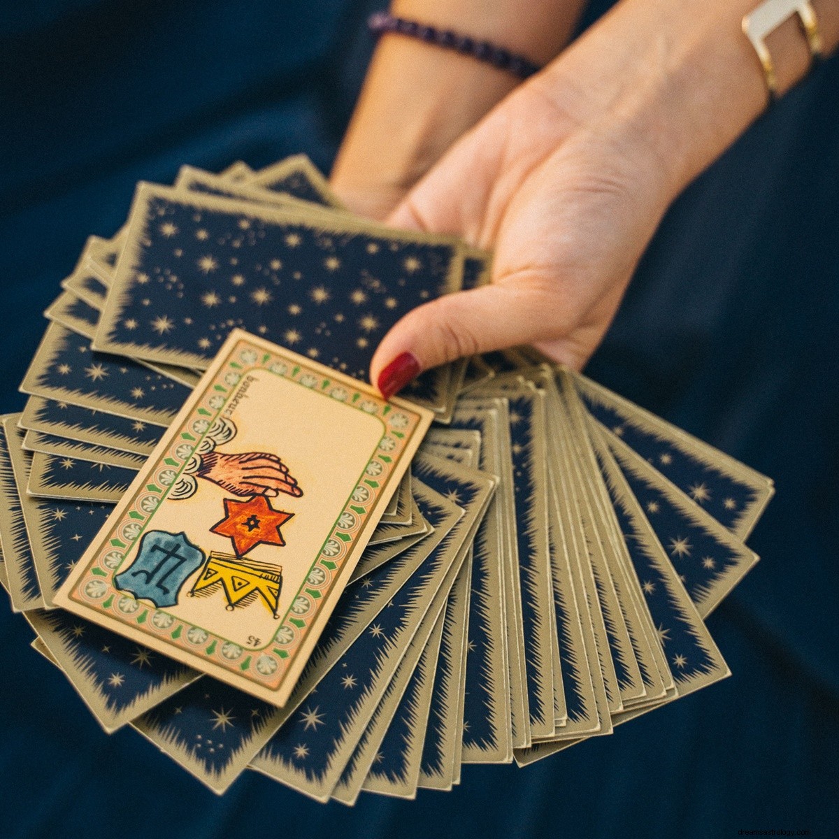 Prédiction du tarot pour 2022 :le lecteur de cartes de tarot des célébrités révèle ce que les années ont réservé à votre signe du zodiaque 