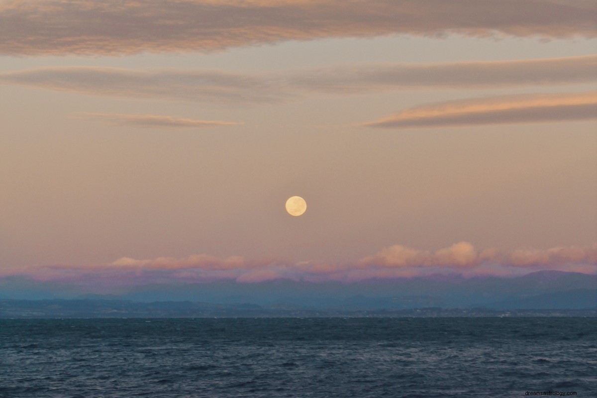 Der Vollmond des Wurms in der Waage möchte, dass Sie das Gleichgewicht finden 