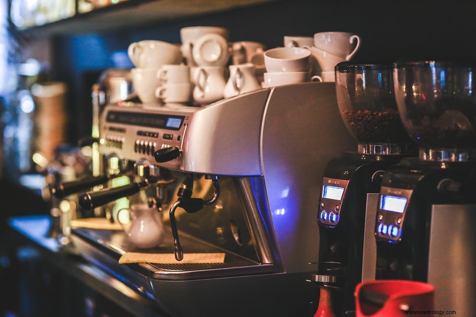 Vad betyder det att drömma om en kaffebryggare? 