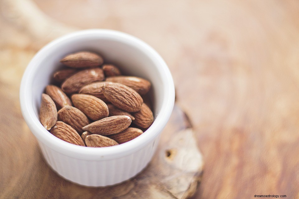 Almond – Arti Mimpi dan Tafsirnya 