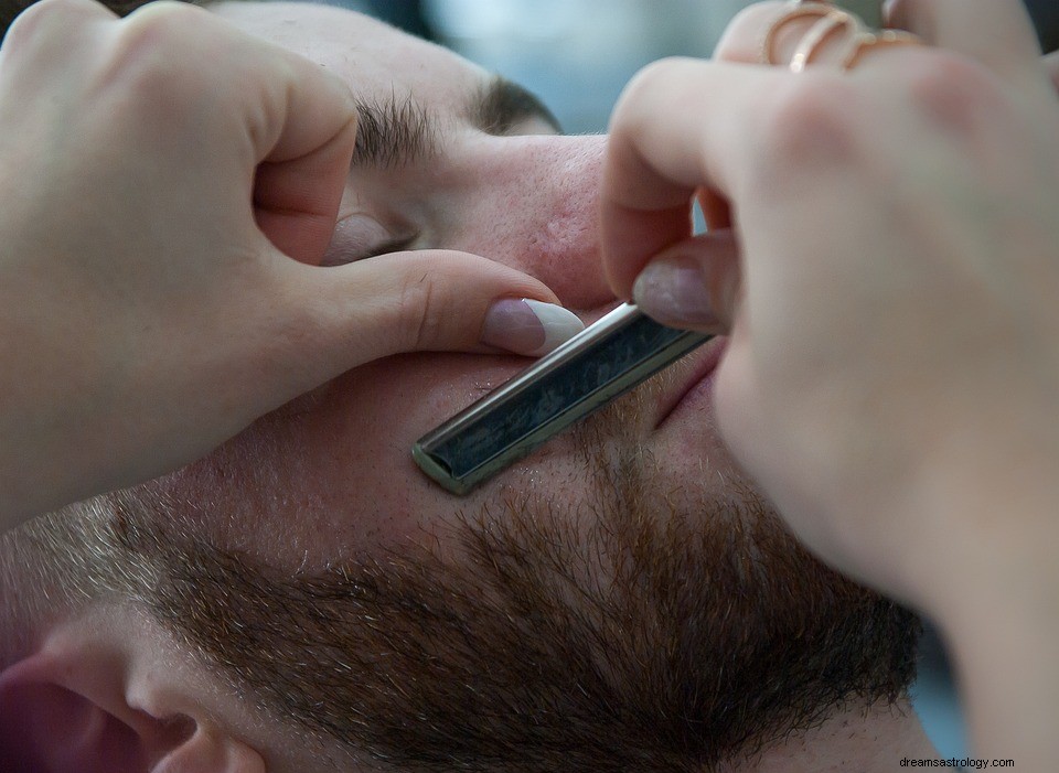 Hva betyr det å drømme om en barbering? 