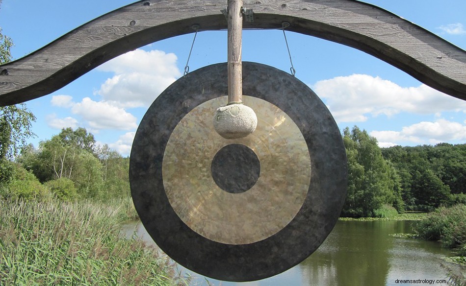 Marzyć o gongu – znaczenie i symbolika 