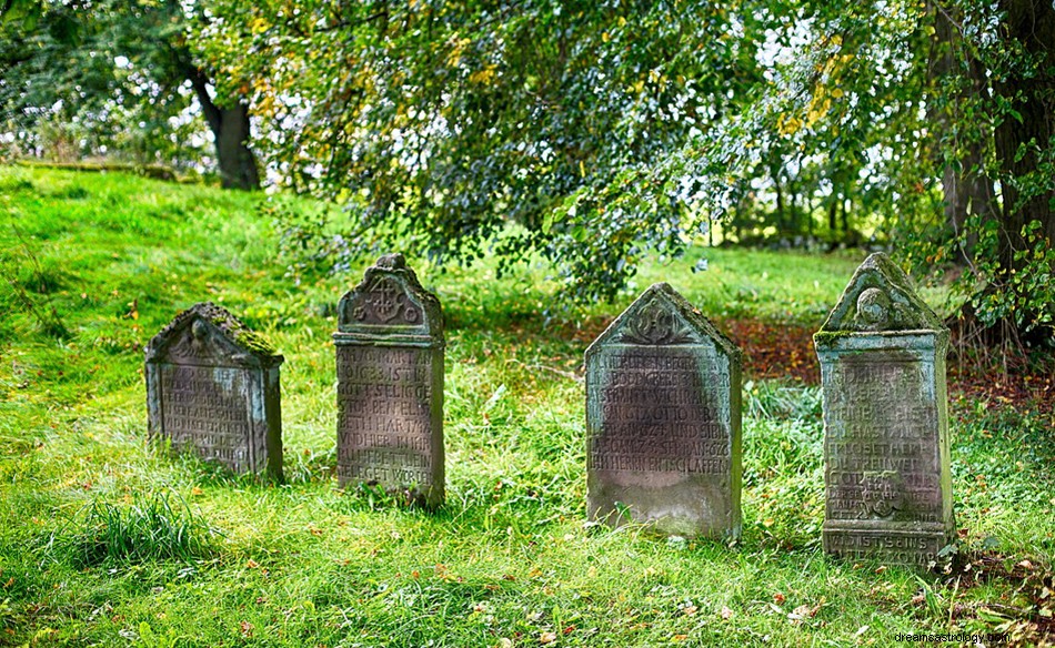 Makam – Arti Mimpi dan Tafsirnya 