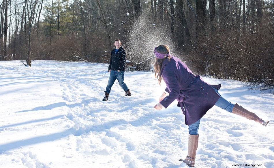 Cosa significa sognare una battaglia a palle di neve? 