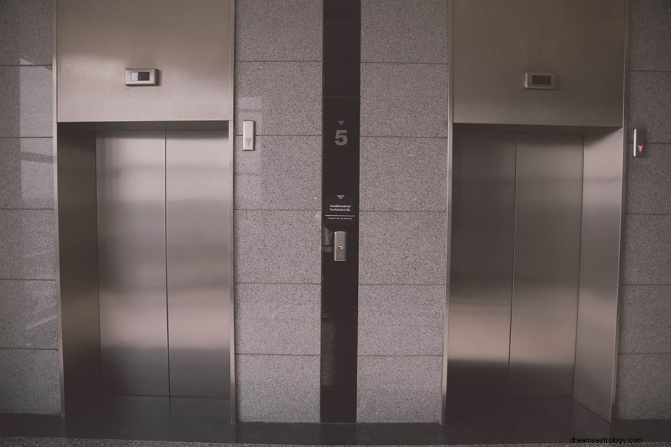 エレベーター–夢の意味と象徴性 