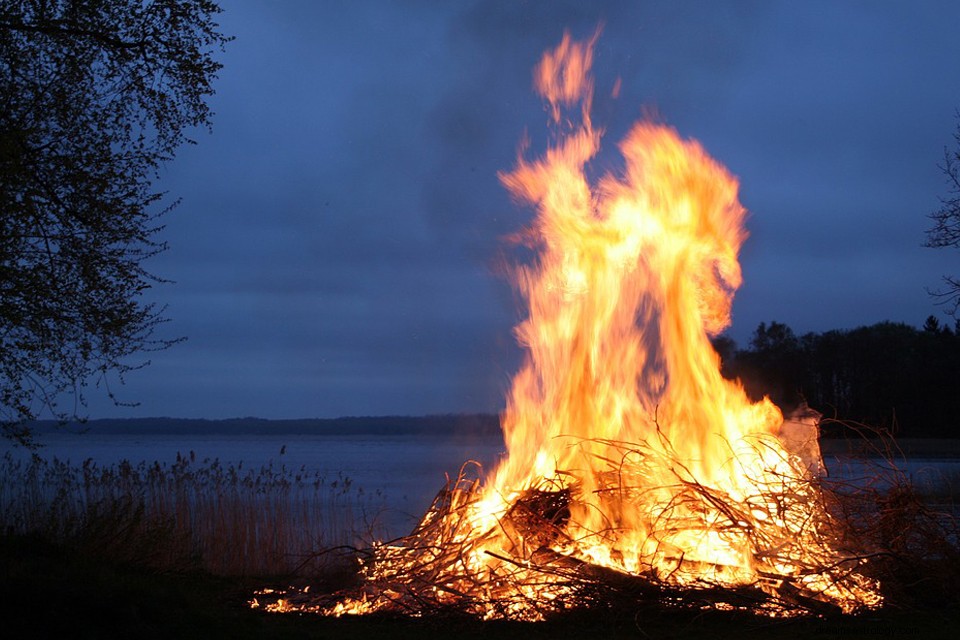 Vom Lagerfeuer träumen – Bedeutung und Symbolik 