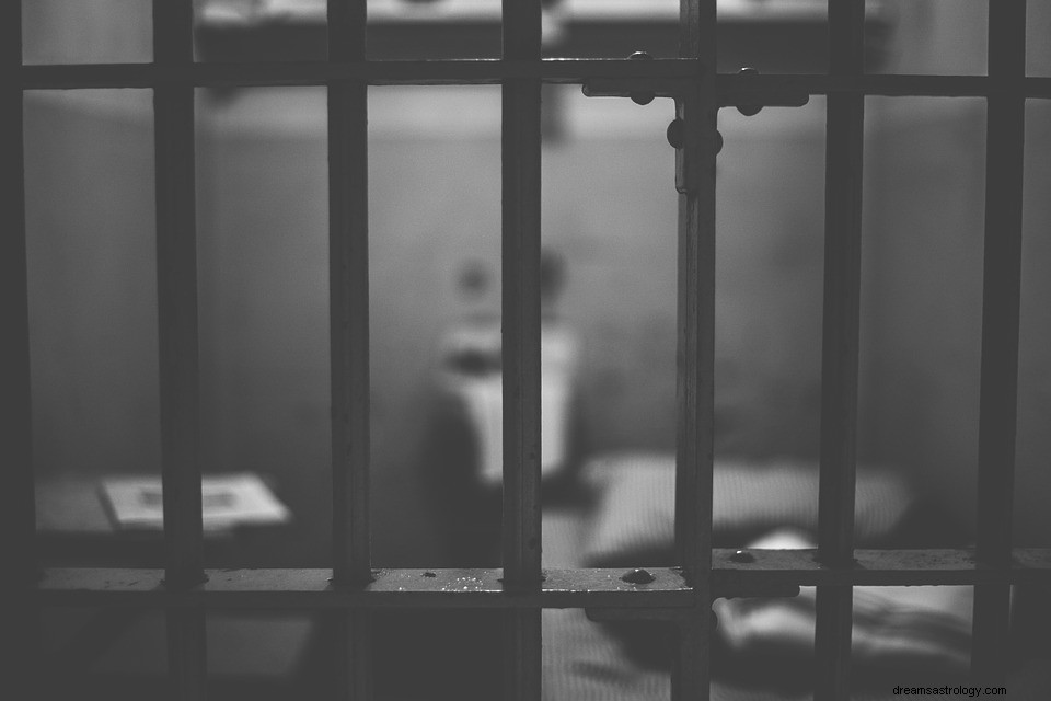 Marzyć o więzieniu – znaczenie i symbolika 