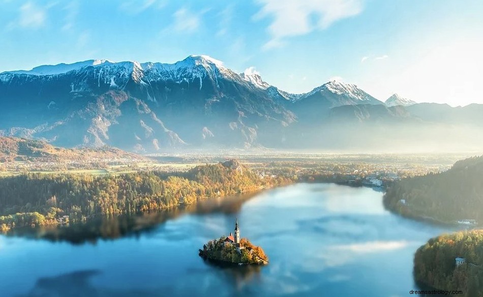 Lac (naturel ou artificiel) dans un rêve - Signification et symbolisme 