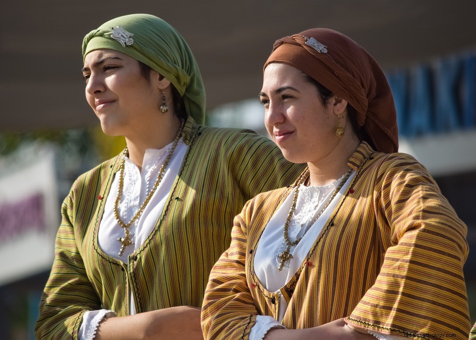 Marzenia o chustce lub bandanie – znaczenie i symbolika 