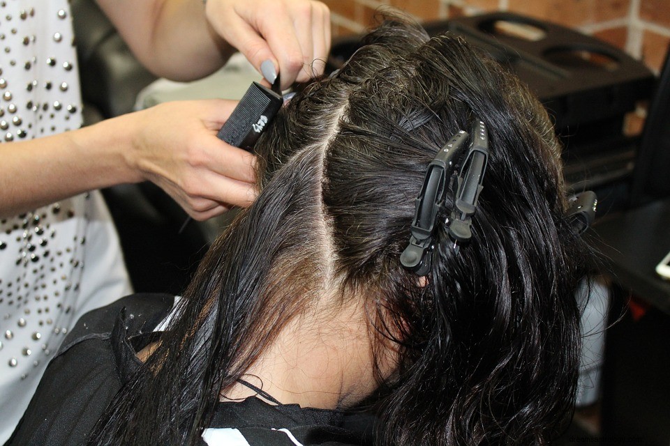 夢の中でヘアカットをしたり誰かの髪を切ったりする–意味と象徴性 