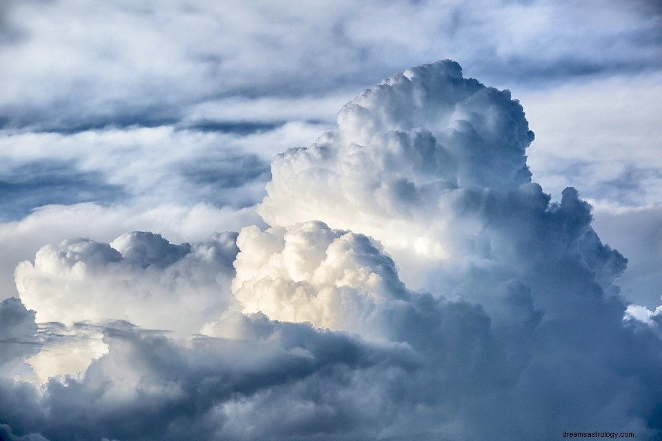 Chmury we śnie – znaczenie i symbolika 
