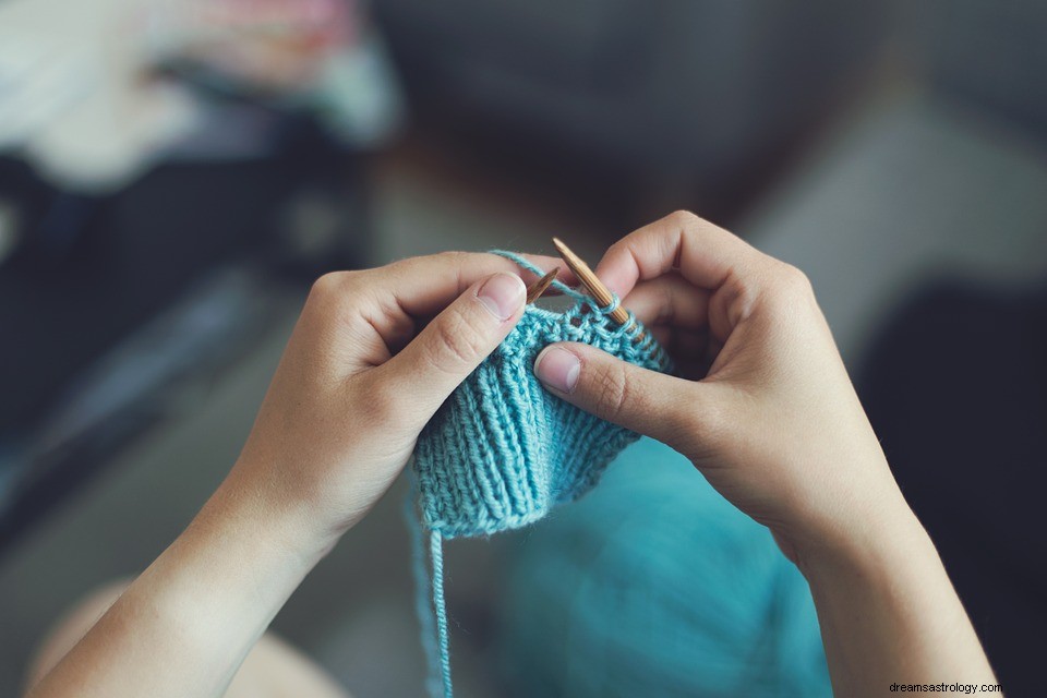 Lavorare a maglia in un sogno:significato e spiegazione 