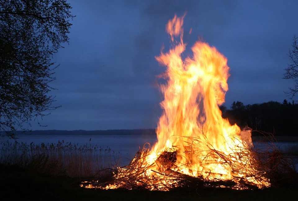 Fuego en un Sueño – Significado y Explicación 
