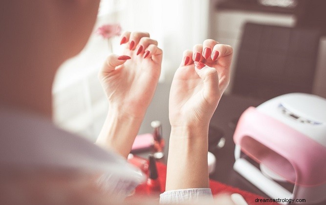 Droom over afvallende nagels - betekenis en symboliek 