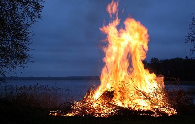 Biblische Bedeutung von Feuer in einem Traum 