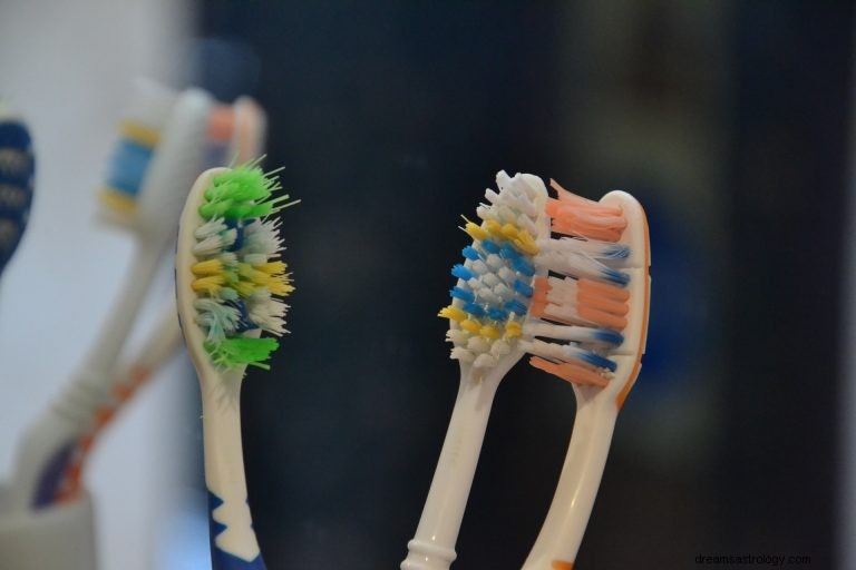 Co to znamená snít o čištění zubů? 